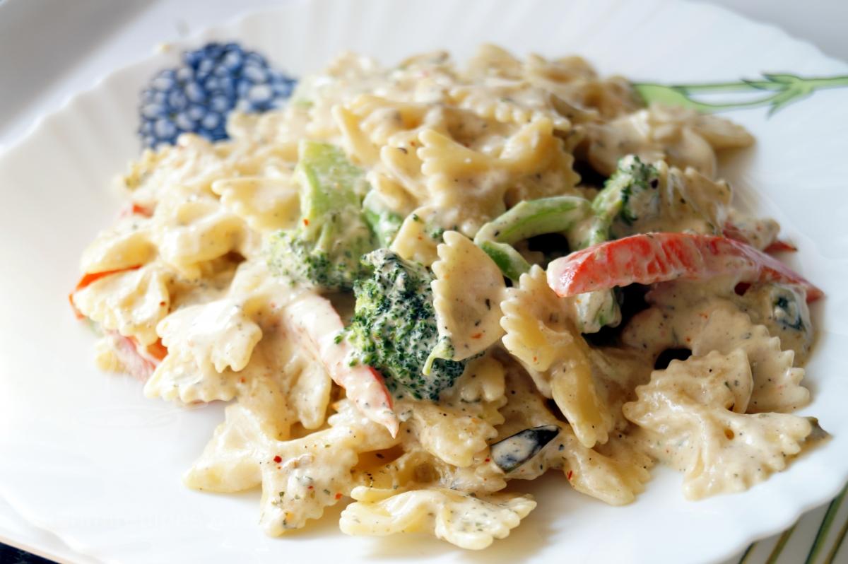 Farfalle cheese pasta