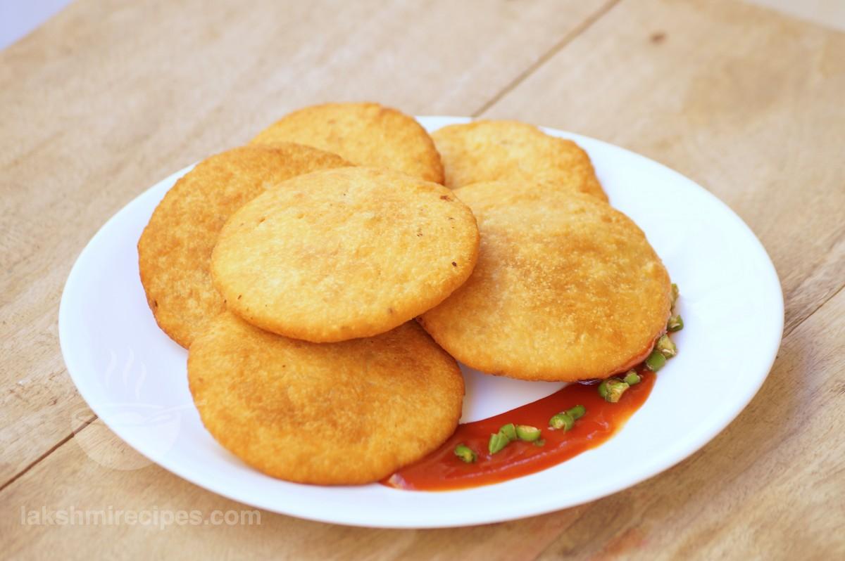 Pyaaz Kachori or Rajasthani Pyaaz Kachori or Jaipuri Pyaz Kachori Recipe - With Lakshmi Recipes